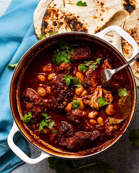 Pot of freshly cooked Mexican Chipotle Pork and Beans Mexican Pork And Beans, Chipotle Pork Tacos, Pork Shoulder And Beans, Latin Crockpot Recipes, Mexican Bbq Ideas, Mexican Meats, Gourmet Mexican Food, Pork Mexican, Pork And Beans Recipe