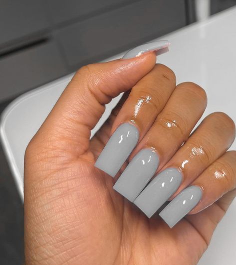 _alphabeautybar on ig Cute White Design Nails, Short Acrylic Square Nails Designs, Cute Medium Nails Ideas, Winter Nails Inspo 2024, Solid Colour Acrylic Nails, Light Gray Nail Ideas, Nails With Design On Ring Finger, Cute Grey Nails, Acrylic Nail Set Ideas