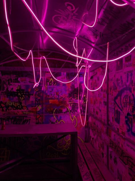 Techno Decoration Party, Techno Party Decoration Ideas, Neon Party Room, Hype Party Aesthetic, Rave Ideas Party, Rave Decorations Party, Warehouse Party Aesthetic, 90s Neon Party, Neon Set Design