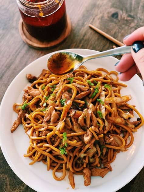 Shanghai Noodles, Tiffy Cooks, Homemade Chilli, Vegetarian Oyster Sauce, Authentic Asian Recipes, Pork Noodles, Asian Noodle Recipes, Noodle Recipe, Authentic Chinese Recipes