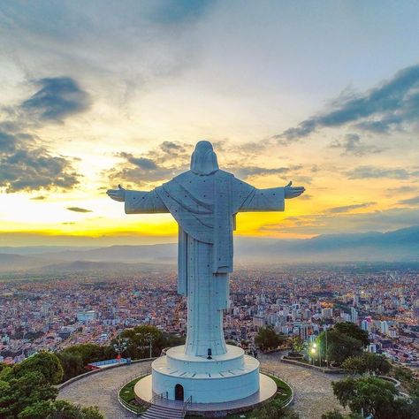 Hoy por fin después de vaaarios días ocupado pude salir a dar un corto vuelo al atardecer :) #drone #dronepilot #cochabamba #cristo #bolivia Mika Kit, Pictures For Wallpaper, Canberra Australia, Australian Capital Territory, South American Countries, Yucatan Peninsula, The Blue Mountains, For Wallpaper, Travel South