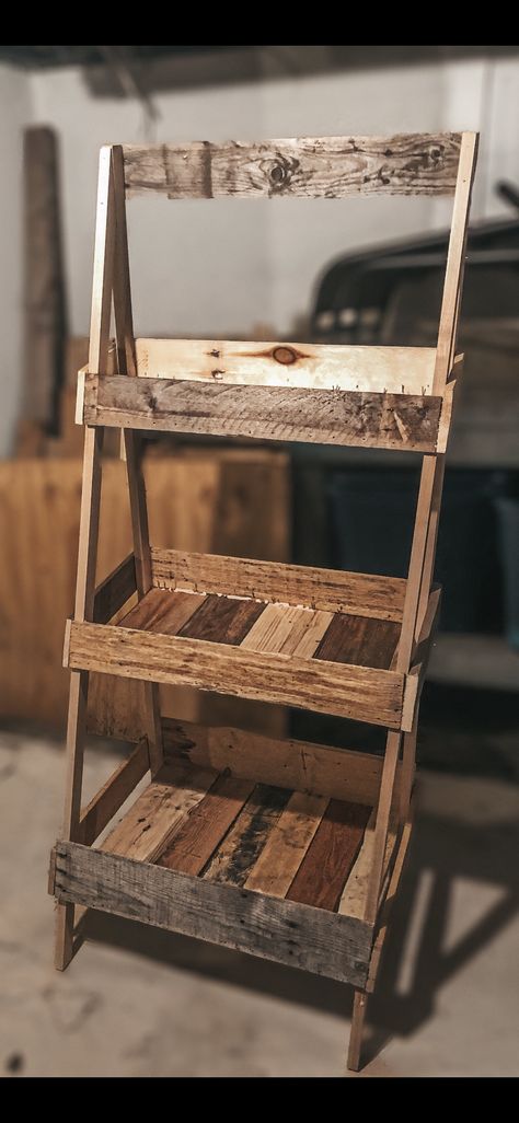 Diy Wooden Outdoor Decor, Pallet Wood Stairs Diy, Wood Projects Out Of Pallets, Pallet Projects To Make And Sell, Wood Home Projects Diy Ideas, Pallet Wood Designs, Pallet Wood Creations, What To Build Out Of Wood, Pallet Wood Shelving Ideas