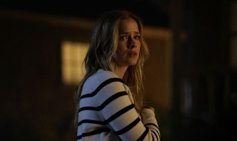 Dead Of Summer, Elizabeth Lail, Blonde Actresses, Mary Stuart, Hairstyles Easy, 1970s Fashion, Braided Hairstyles Easy, Cute Actors, Aesthetic Movies