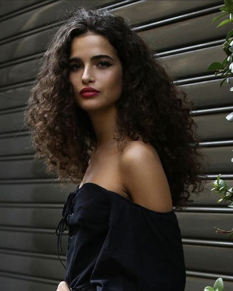 Italian Hairstyles Woman, Italian Hair, Curls For The Girls, Curly Hair Photos, Haircut Inspiration, Curly Hair Women, Curly Hair Inspiration, Curly Hair With Bangs, Curly Hair Care