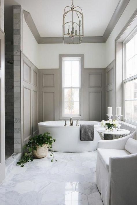 Gray Wainscoting, Bathroom Wainscoting Ideas, Interior Design Country, Bathroom Wainscoting, Room Vibes, Large Bathroom, Bad Inspiration, Freestanding Bathtub, Design Apartment