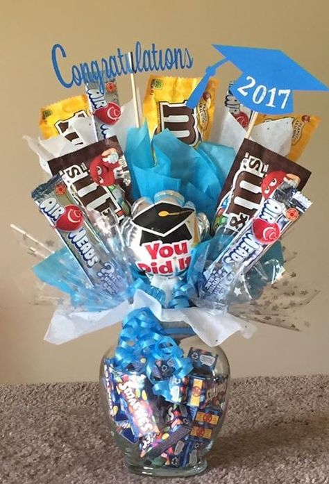 Graduation Candy Bouquet! Graduation Candy Bouquet, Best Bouquet, Candy Bar Bouquet, Graduation Gift Basket, Card Bouquet, Gift Card Bouquet, Congrats Gifts, Graduation Money Gifts, Candy Creations