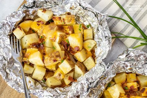 Grilled Potatoes in Foil are so convenient when grilling meat. Load them up with your choice of toppings, toss them on the grill, and they cook right along with your ribs, steak, or chicken. Grilled Potatoes In Foil, Hobo Packets, Foil Potatoes On Grill, Vegetables On The Grill, Baked Red Potatoes, Cookout Side Dishes, Foil Dinners, Foil Packs, Grilled Foods