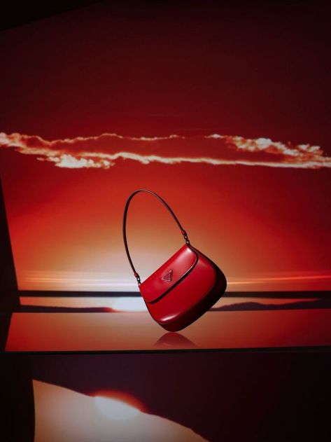 Vogue Scandinavia features five red luxury handbags for spring into fall 2022. 2 Pose Reference, Pose Reference Model, Dc Boots, Vogue Scandinavia, Ad Photography, Hot Handbags, Fashion Still Life, Still Life Photographers, Prop Styling