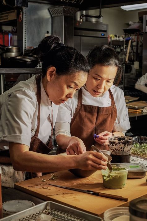 The Female Chef Making Japan’s Most Elaborate Cuisine Her Own | The New Yorker Chef Photography, Sushi Counter, Cooking Photography, Female Chef, Chef Clothes, Sushi Chef, Restaurant Photography, Japanese Chef, Cooking Chef