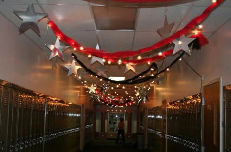 Hallway homecoming Spirit Week Hallway Ideas, Homecoming Wall Decorations, Highschool Hallway Decorations, School Hallway Decorating Ideas, Spirit Week Decorations Hallway, Homecoming Hall Decorations, Homecoming Decorations Dance, Decorated Hallways School, Homecoming Dance Theme Ideas