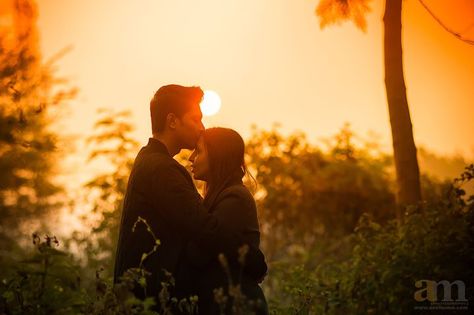 Sunrise Prewedding Photography, Sunrise Photoshoot Couple, Prenup Ideas, Pre Engagement, Pre Wedding Shoot Ideas, Couples Love, Indian Wedding Photographer, Morning Sunrise, Wedding Photos Poses