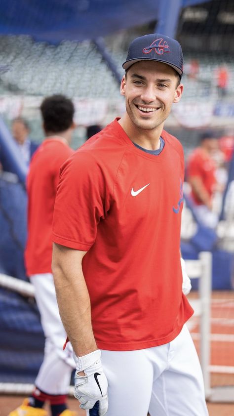 1B Matt Olson smiles at Ron Washington during BP. Max Fried, Matt Olson, Hot Baseball Players, Shifting Motivation, Ruin My Life, Atlanta Braves Baseball, Braves Baseball, Baseball Boys, Rock Bottom