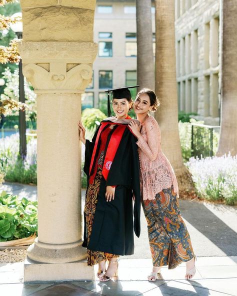 Graduation Poses With Family, Preconvo Photoshoot, Convocation Outfit Graduation, Foto Graduation, Kebaya Graduation, Graduation Shoot, College Graduation Photoshoot, Outdoor Graduation, Graduation Look