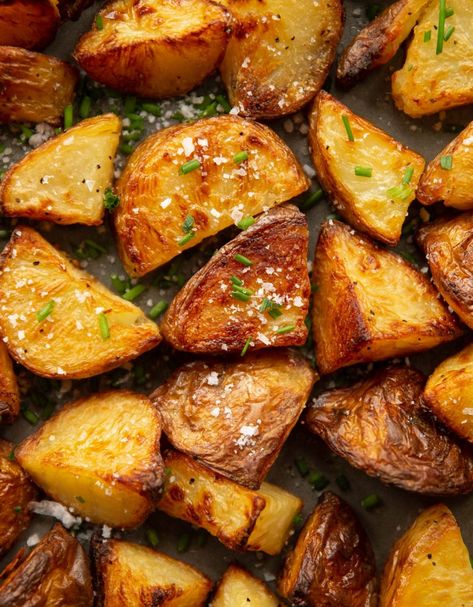 These Salt and Vinegar roasted potatoes are crispy, tangy and all round delicious. Perfect as a side or served as finger food with a dip! #salt #vinegar #potatoes | www.dontgobaconmyheart.co.uk Spiralized Veggie Recipes, Vinegar Potatoes, Dinner Date At Home, Salt And Vinegar Potatoes, Best Roast Potatoes, Salted Potatoes, Potato Wedges Recipe, Salt And Vinegar, Oven Roasted Potatoes