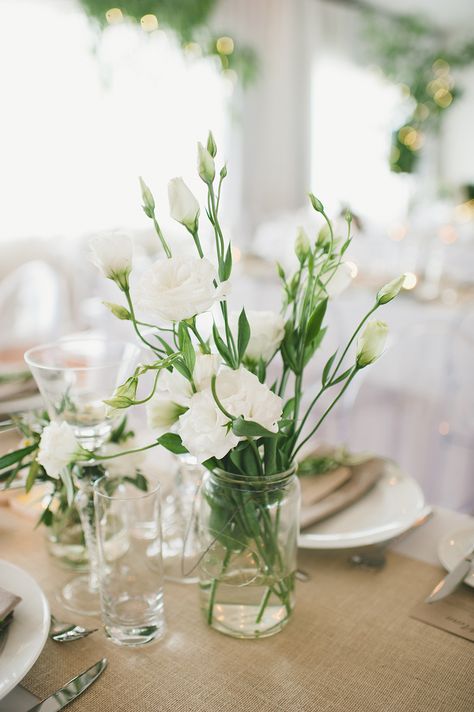 Minimalist Wedding Centerpieces Simple, White Wedding Flowers Centerpieces, Ballroom Reception, Simple Wedding Flowers, Bay Of Plenty, Flowers In Jars, Deco Decor, Flower Centerpieces Wedding, Wedding Tablescapes