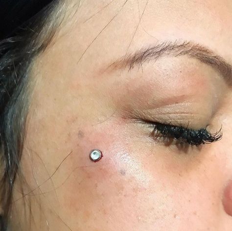 Face Dermal Piercing, Face Dermal, Dream Piercings, Microdermal Piercing, Face Piercings, Graphic Eyeliner, Dermal Piercing, Hot Makeup, Cute Piercings