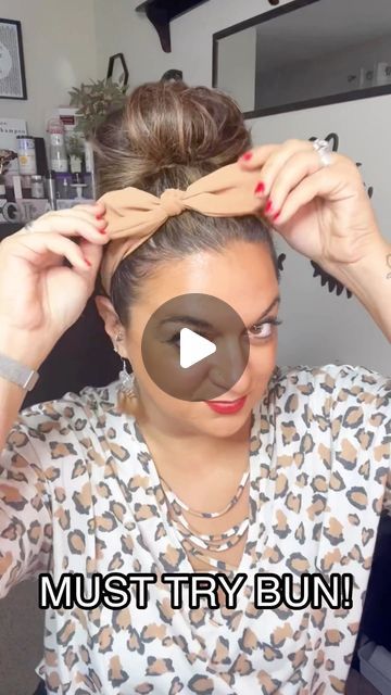 It’s SO easy and looks so cute with a headband or bow scrunchy! ❤️ #hair #hairstyle #hairha... Bun With Headband, Bun With Bow, Fan Bun, Bun Bow, Bow Bun, Hair Bun Tutorial, Hair Buns, Bun Tutorial, Bow Tutorial