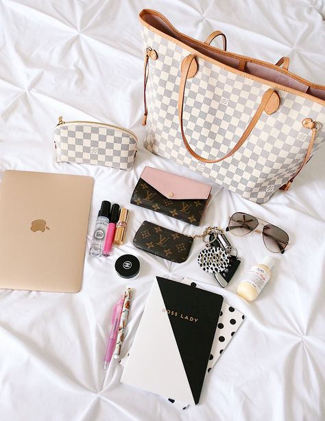 Τσάντες Louis Vuitton, Louis Vuitton Handbags Neverfull, Louis Vuitton Nails, What's In My Purse, Sac Louis Vuitton, Louis Vuitton Backpack, Baublebar Earrings, Purse Essentials, In My Bag