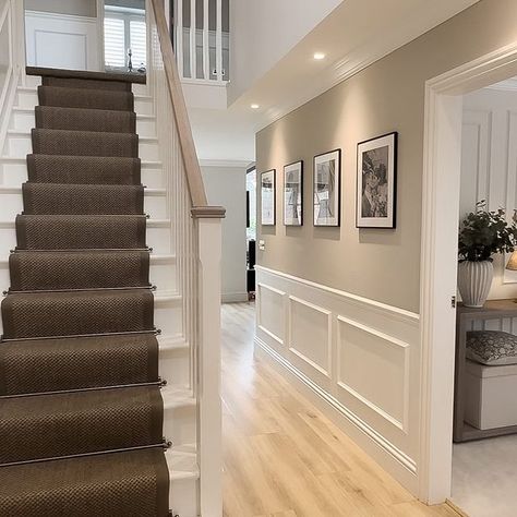 Juliette- INTERIORS (@yorkshirehousebuild) • Instagram photos and videos House Landing Ideas, Interior Hallway Design, House Interior Hallway, London Houses Interior, British Houses Interior, Hallway Uk, 1930s Hallway Ideas, Interior Design Stairs, Victorian Hallway Ideas