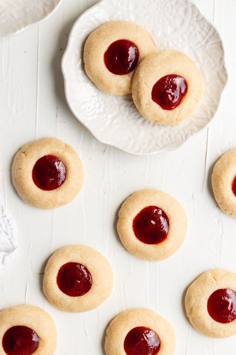 Torticas de Guayaba (Guava Jam Thumbprint Cookies) - A Sassy Spoon Guava Thumbprint Cookies, Cuban Cookies, Recipes With Guava Fruit, Shortbread Thumbprint Cookies, Guava And Cream Cheese, Guava Recipes, Oat Crumble Topping, Guava Jam, Jam Thumbprint Cookies