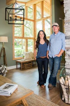 Midcentury modern house with rustic interior Joanna Gaines Style Clothes, Fixer Upper Tv Show, Magnolia Farms Fixer Upper, Joanne Gaines, Fixer Upper Joanna, Gaines Fixer Upper, Magnolia Fixer Upper, Fixer Upper Joanna Gaines, Mid Century Modern Farmhouse