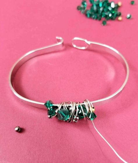 Wire Wrap Bangle, Wire Bangle Bracelet Diy, How To Make A Bangle Bracelet, Wire Wrap Bracelet Tutorial, Flat Wire Jewelry Ideas, Diy Wire Bracelet, Wire Bracelets Diy, Diy Bangles, Wire Bracelet Tutorial