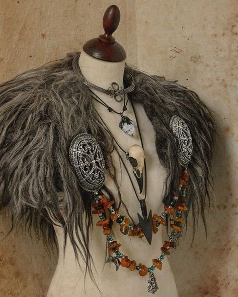 Viking Sorceress Cosplay, Necromancer Costume Diy, Viking Era Clothing, Viking Headpiece, Viking Headdress, Vikings Costume, Steampunk Viking, Viking Costumes, Viking Clothes