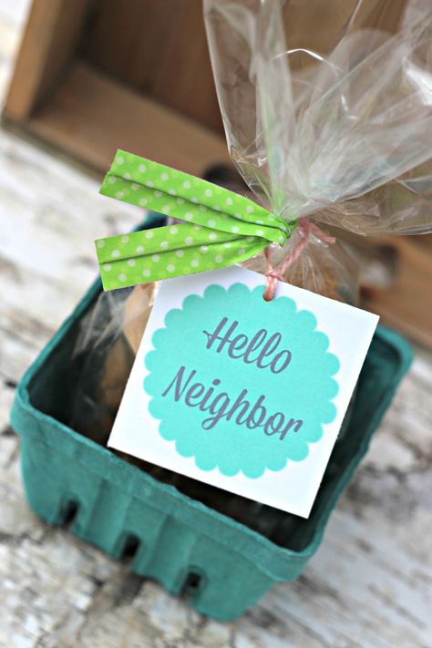 Do you want to get to know your neighbors? I have some neighbor gift ideas with free printable tags to help you break the ice New To Neighborhood Introduction, New To The Neighborhood Ideas, Hoa Ideas, Introduction Gift, Neighborhood Ideas, Neighbor Gift Ideas, Welcome New Neighbors, New Neighbor Gifts, Christian Hospitality