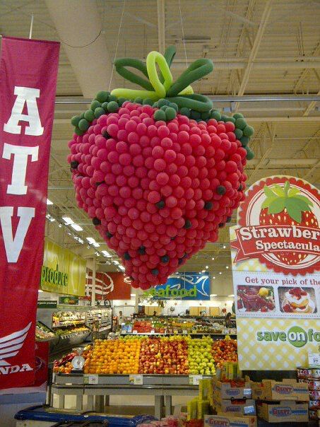 Giant strawberry balloon sculpture for grocery store promotion Deco Fruit, Giant Strawberry, Strawberry Festival, Short Cake, Summer Window, Visual Merchandising Displays, Fruit Summer, Fruit Shop, Balloon Ideas