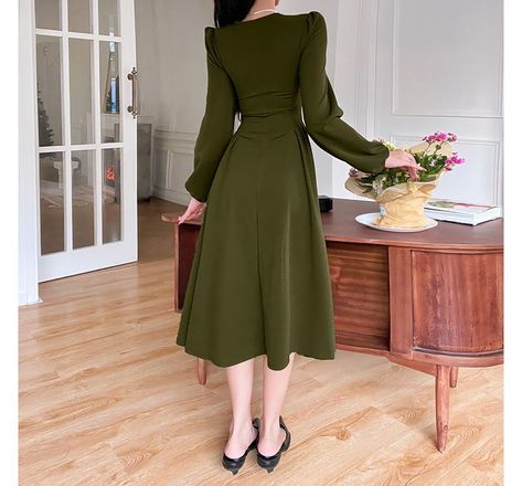 Queen Anne Neckline, Chic Dress Classy, Midi Dress Formal, Ladies Accessories, Green Retro, Dresses 2023, Easy Trendy Outfits, Stylish Jackets, Midi Short Sleeve Dress