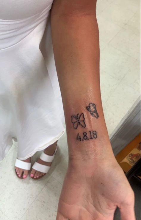 Small Tattoo For Loved One Who Passed, Tattoo In Memory Of, Tattoo For Passed Friend, Passed Grandpa Tattoo, Aesthetic Memorial Tattoo, Tattoo Ideas For Uncle Who Passed, Tattoo Ideas For Grandpa Who Passed, Brother Passing Tattoos, Passed Dad Tattoo