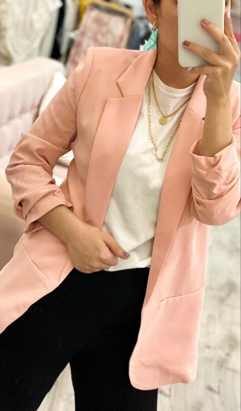 Peach Blazer Outfit, Outfit Suggestions, Color Durazno, Peach Blazer, Outfits Con Jeans, Professional Work Outfit, Elegant Blazers, Outfit Mujer, Pink Suit