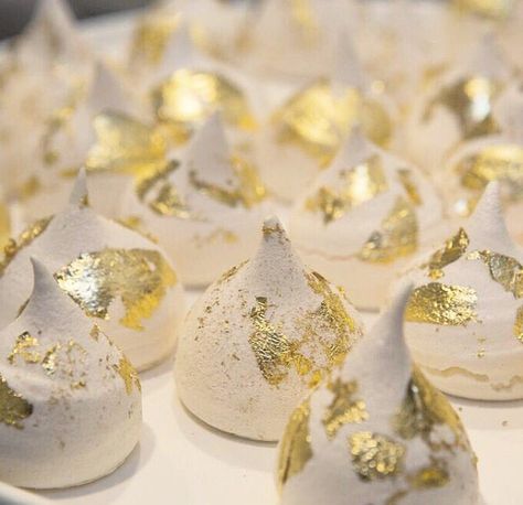 Gin Party, Mini Meringues, Torte Decorate, Meringue Kisses, Grade 10, Meringue Cookies, Future Wedding Plans, Cake Table, Wedding Plans