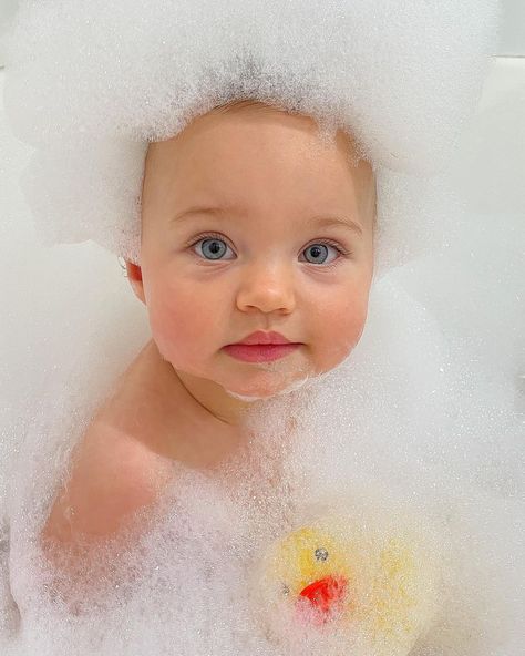 RENEE & LOLA auf Instagram: „Bathing in @mamako.co - ps this is what happens when Joshy is in charge 💕“ Baby Penelope, I Want A Baby, Instagram Ideas Post, Baby G, Bubble Bath, Baby Bath, Future Baby, Baby Fever, Kids Hairstyles