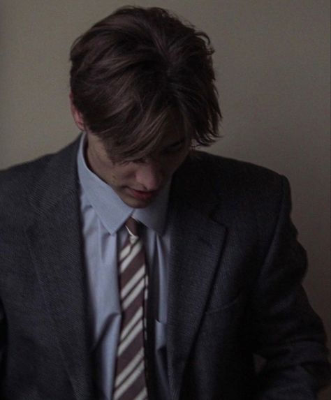 Brunette Man Aesthetic Faceless, Gossip Girl Characters, Brunette Boys Aesthetic, European Boys, Brown Hair Male, Messy Hair Boy, Cool Brown Hair, Green Suit Men, Style Foto