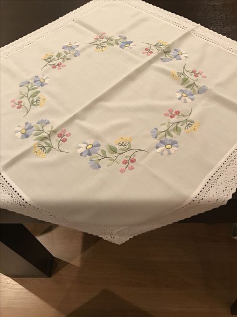 Tablecloth Embroidery Pattern, Embroidery Table Cloth Design, Bargello Crochet, Table Cloth Embroidery, Bordados Tambour, Sulaman Pita, Table Clothes, Simple Hand Embroidery Patterns, Floral Embroidery Patterns