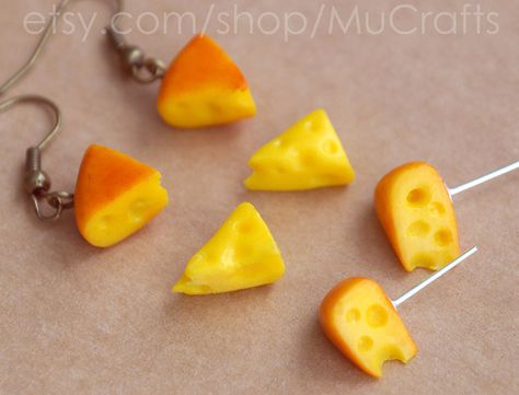 I really love this charm! Definitely i will make this into a necklace! Made entirely out of polymer clay. Painted and glazed to make it realistic Clay Dollhouse, Miniature Jewelry, Miniatures Diy, Cheese Wedge, Miniature Clay, Weird Jewelry, Food Props, Types Of Cheese, Types Of Earrings