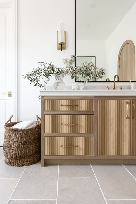 Natural Oak Vanity Bathroom Ideas, Bathroom Tiles Design Ideas Floor, Natural Organic Bathroom Design, Small Modern Organic Bathroom, Organic Modern Bathroom Vanity, European Style Bathroom Design, Thelifestyledco Bathroom, California Aesthetic Bathroom, Natural Wood Master Bath