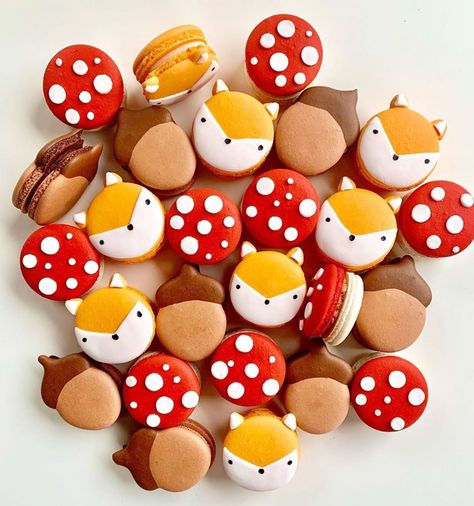 Woodland themed party macarons by @carouselmacarons #macarons #macaronslady #macaronstagram #frenchmacarons #f52grams #foodblogfeed… Baby Shower Macarons, Party Macarons, Woodland Birthday Cake, Woodland Themed Party, Fox Food, Pastel Macarons, Woodland Party Theme, Dessert Recipies, Macaron Cookies