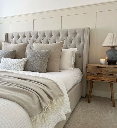 Cream And Grey Bedroom, Bedroom Inspiration Grey, Room Decor Ideas Aesthetic, Aesthetics Room Decor, Decor Bedroom Aesthetic, Ottoman Bed Frame, Rental Home Decor, Lights Room, Room Decoration Bedroom