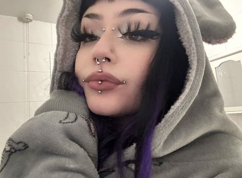 Facial Piercing Set Up, Face Full Of Piercings, Edgy Makeup Grunge, Frowny Piercing, Emo Baddie Makeup, Makeup Edgy, Emo Piercings, Piercings Face, Metal Baby