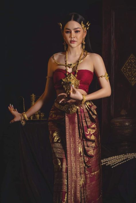 Thailand Costume Traditional Dresses, Cambodian Traditional Dress, Filipino Culture Traditional Dresses, Thai Outfits Traditional, Thai Clothes Traditional, Outfit Kerajaan, Southeast Asian Clothing, Cambodian Traditional Clothing, Print Maxi Dress Outfit