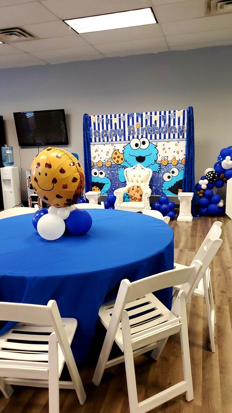 Cookie Monster Centerpiece Ideas, Cookie Monster Centerpiece, Cookie Monster Party Decorations, Monster Centerpieces, 1rst Birthday, Cookie Monster Birthday Party, Mickey Mouse Birthday Decorations, Monster Baby Showers, Monster Decorations