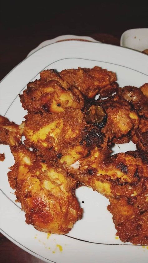 Crispy chicken Chicken Fry, Fry Chicken, Eating Food Funny, Pakistani Food, Food Drink Photography, Biryani Recipe, Snap Food, Food Platters, Instagram Food