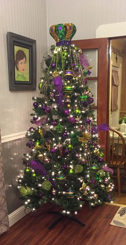 Mardi Gras Tree Topper, Scary Cake, Simple Curls, Christmas Tree Decorations Themes, Quick And Easy Weeknight Dinners, Mardi Gras Tree, Mardi Gras Diy, Themed Trees, New Orleans Christmas