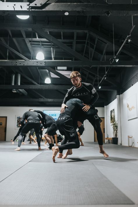 woman in black and white long sleeve shirt and black shorts running on gray concrete floor photo – Free Karate Image on Unsplash Jiu Jitsu Gym, Jiu Jutsu, Martial Arts Photography, Martial Arts Gym, Boxer Aesthetic, Mma Gym, Bjj Jiu Jitsu, Bjj Training, Arts Management