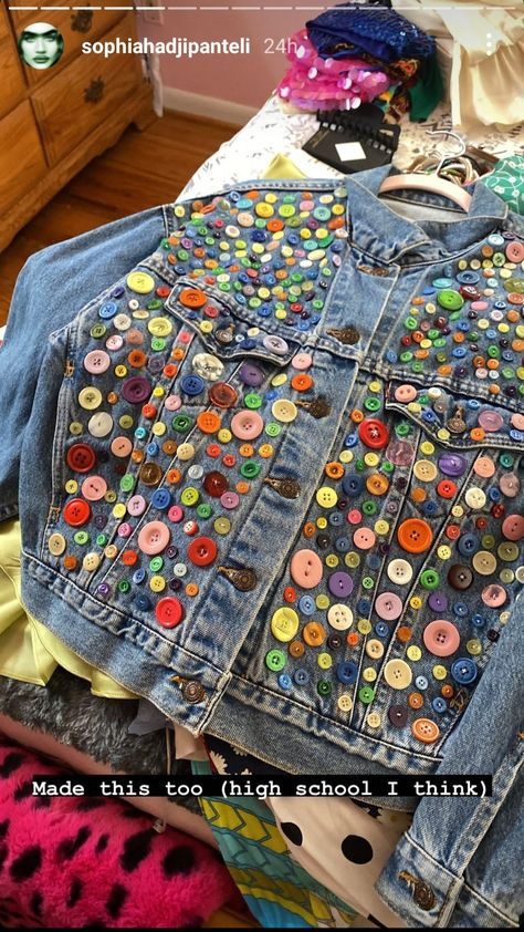 Decorated Jean Jackets Diy, Decorated Jean Jacket Ideas, Denim Jacket Makeover, Jean Jacket Makeover Ideas, Quilt Jean Jacket, Denim Jacket Refashion, Decorate Denim Jacket, Decorated Denim Jackets, Patchy Clothes