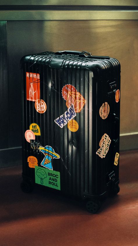 Beaten down Rimowa Essential Rimowa Essential, Rimowa Luggage, Emerald Colour, Suitcase Stickers, Cute Luggage, Aesthetic Objects, Luggage Stickers, Story Ideas Pictures, Geek Gadgets