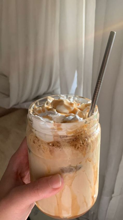 Caramel Machiatto Aesthetic, Caramel Macchiato Aesthetic, Iced Coffee Caramel, Caramel Macchiato At Home, Carmel Coffee, Iced Caramel Latte, Caramel Iced Coffee, Iced Coffee Aesthetic, Iced Caramel Macchiato