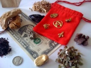 Assembled ingredients for a money drawing mojo bag Summoning Ritual, Health Spells, Spell Bags, Ritual Spells, Simple Spells, Witchy Spells, Fertility Spells, Hoodoo Conjure, Spells That Really Work